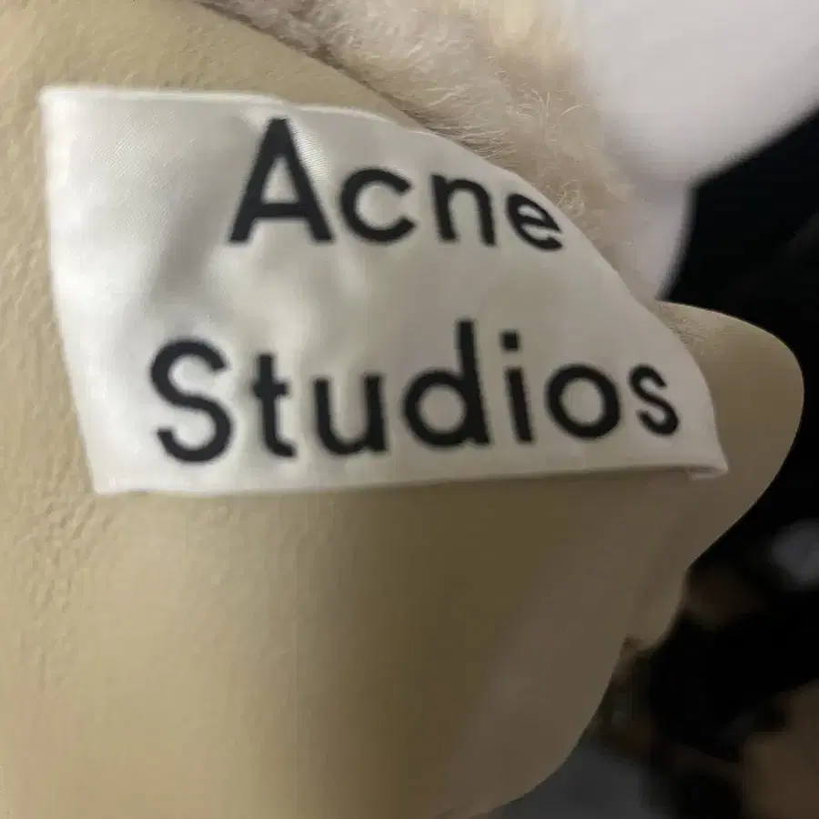 Acne 아크네 무스탕