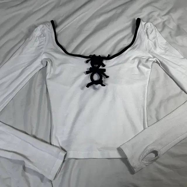 Pehrt 페르트 Ribbon T shirt(White&Black)