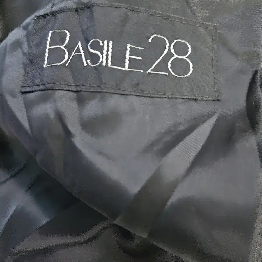 BASILE28 와펜장식 트위드 자켓