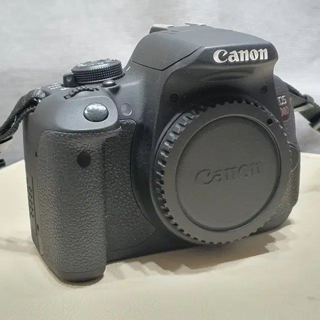 캐논 DSLR EOS 700D 카메라 바디