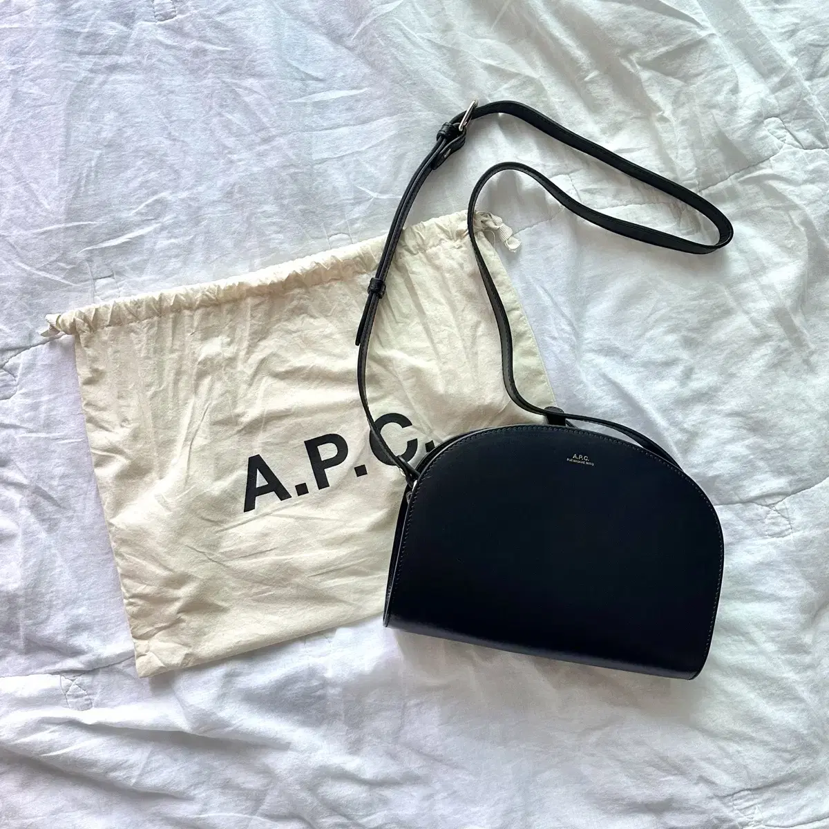 아페쎄 A.P.C 하프문백 데미룬백 일반사이즈 무신사