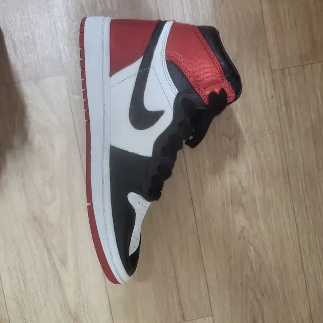 Jordan 1 mid Chicago toe