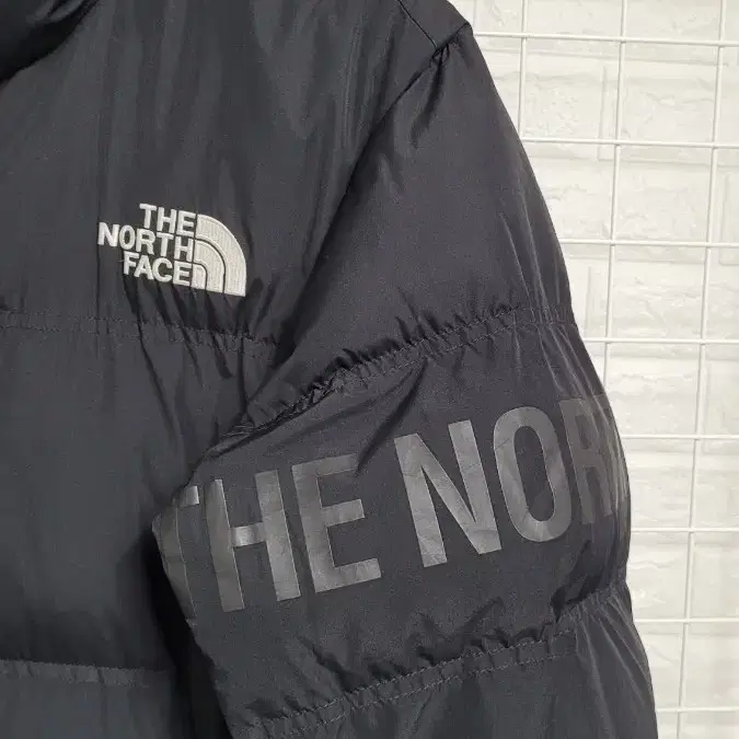 [L]THENORTHFACE화이트라벨 블랙 완장로고디테일 눕시숏패딩100