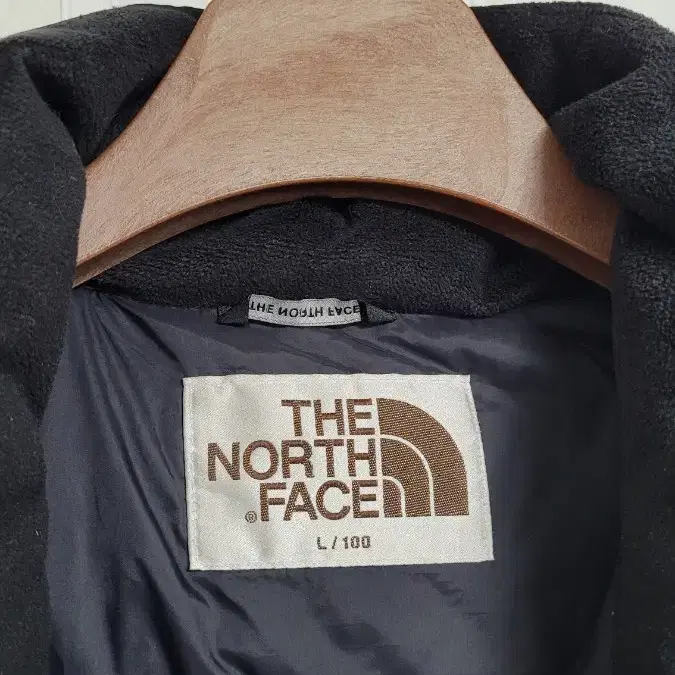 [L]THENORTHFACE화이트라벨 블랙 완장로고디테일 눕시숏패딩100