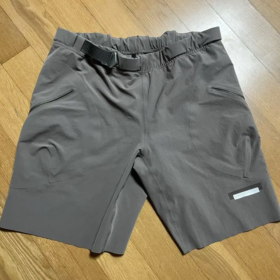 SATISFY PEACESHELL CLIMBING SHORTS : XS