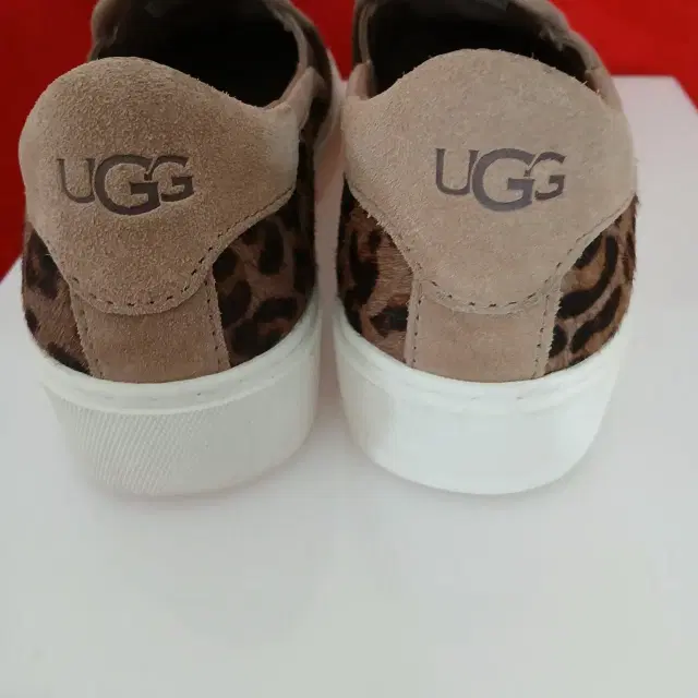 (새상품) UGG 천연송치 슬립온 220