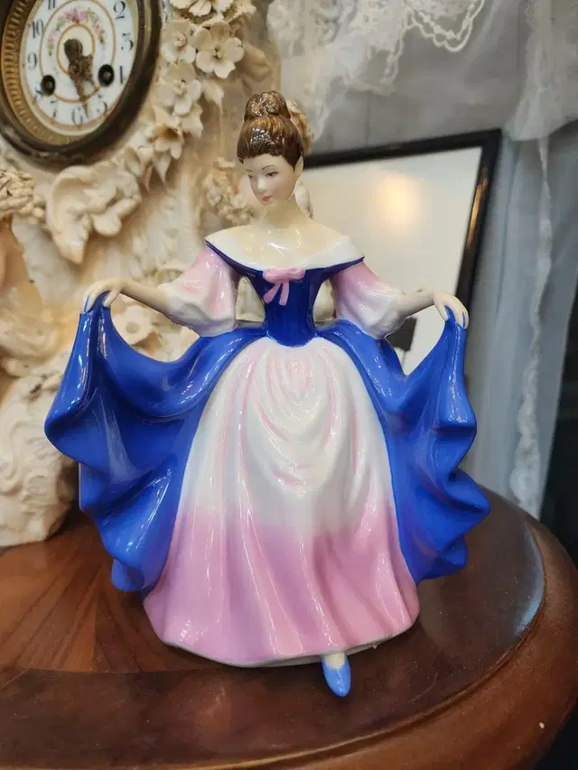 영국 로얄덜튼 Royal Doulton "Sara " 사라 여인 피겨린