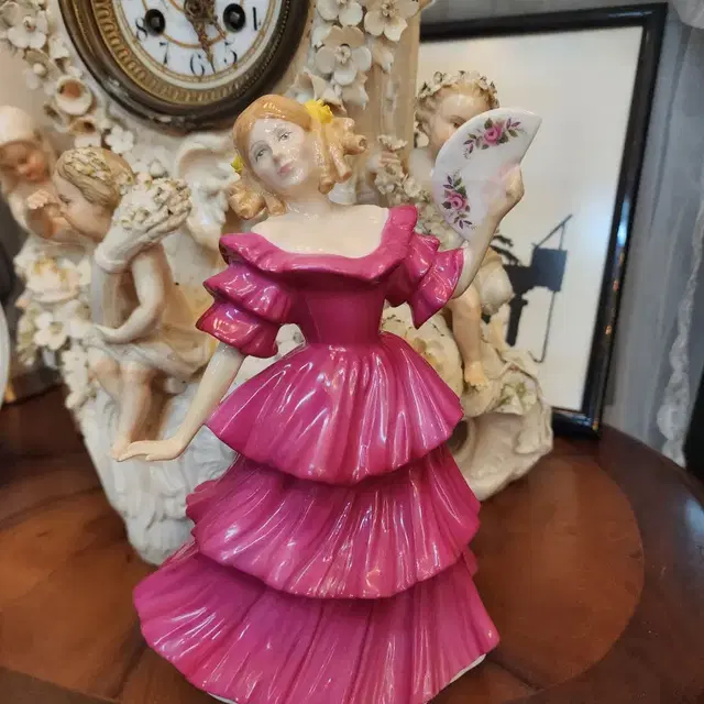 영국 로얄덜튼 Royal Doulton 제니퍼 여인 피겨린