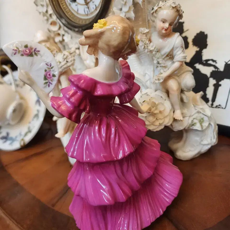 영국 로얄덜튼 Royal Doulton 제니퍼 여인 피겨린