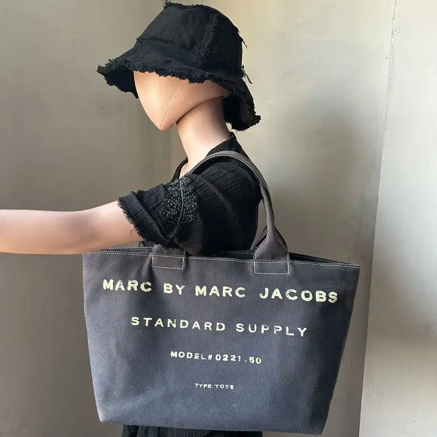 MARC BY MARC JACOBS 캔버스 토트백