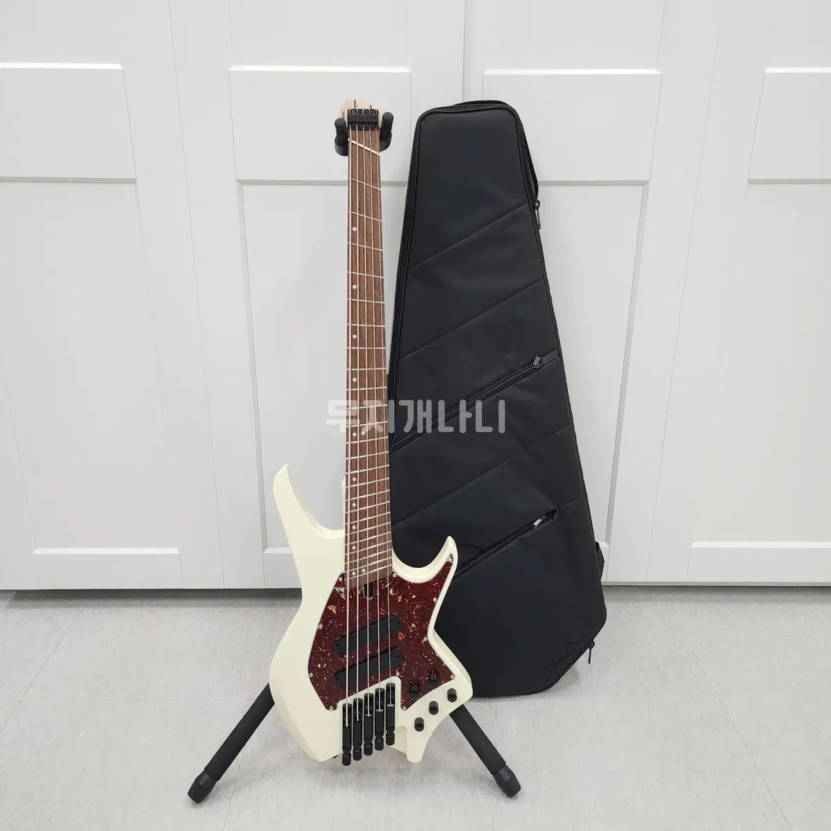 HEX Guitars / NB505 Ivory　5弦　ファンドフレット new】HEX Guitars / NB505 Ivory - Geek IN Box