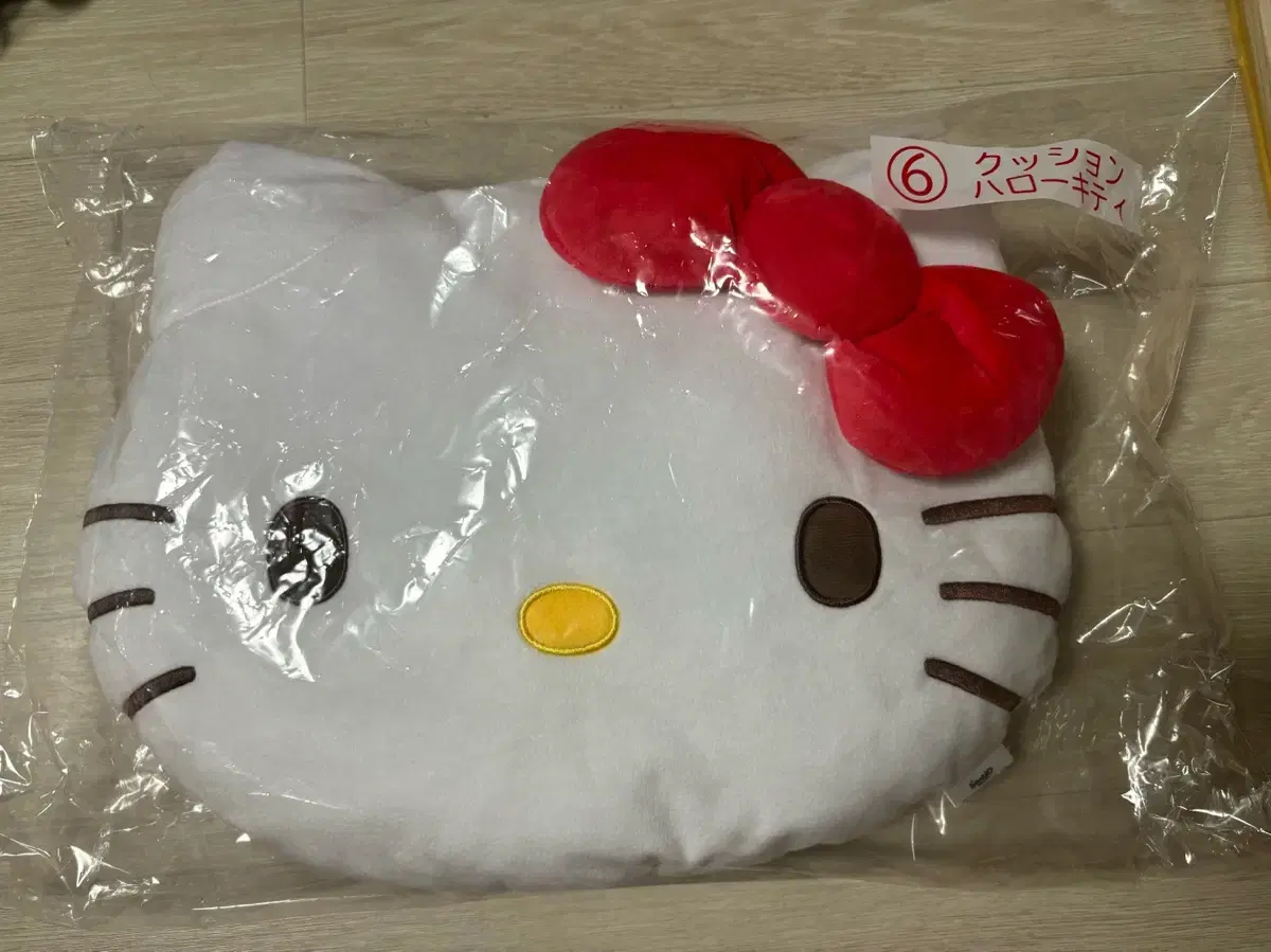 Sanrio Characters sells the first lottery Hello Kitty cushion for the lottery