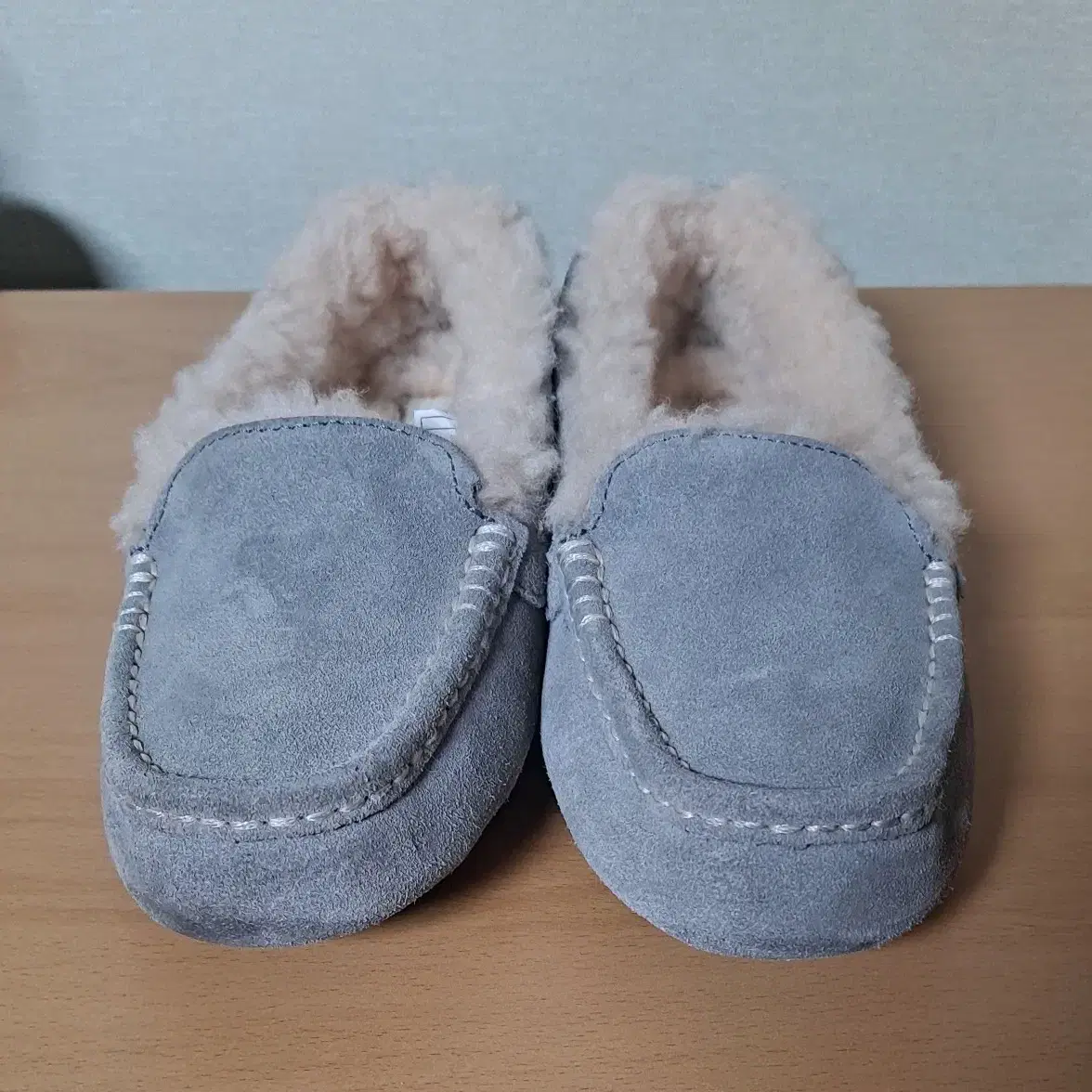 UGG 어그 앤슬리 모카신 로퍼 240 라이트그레이