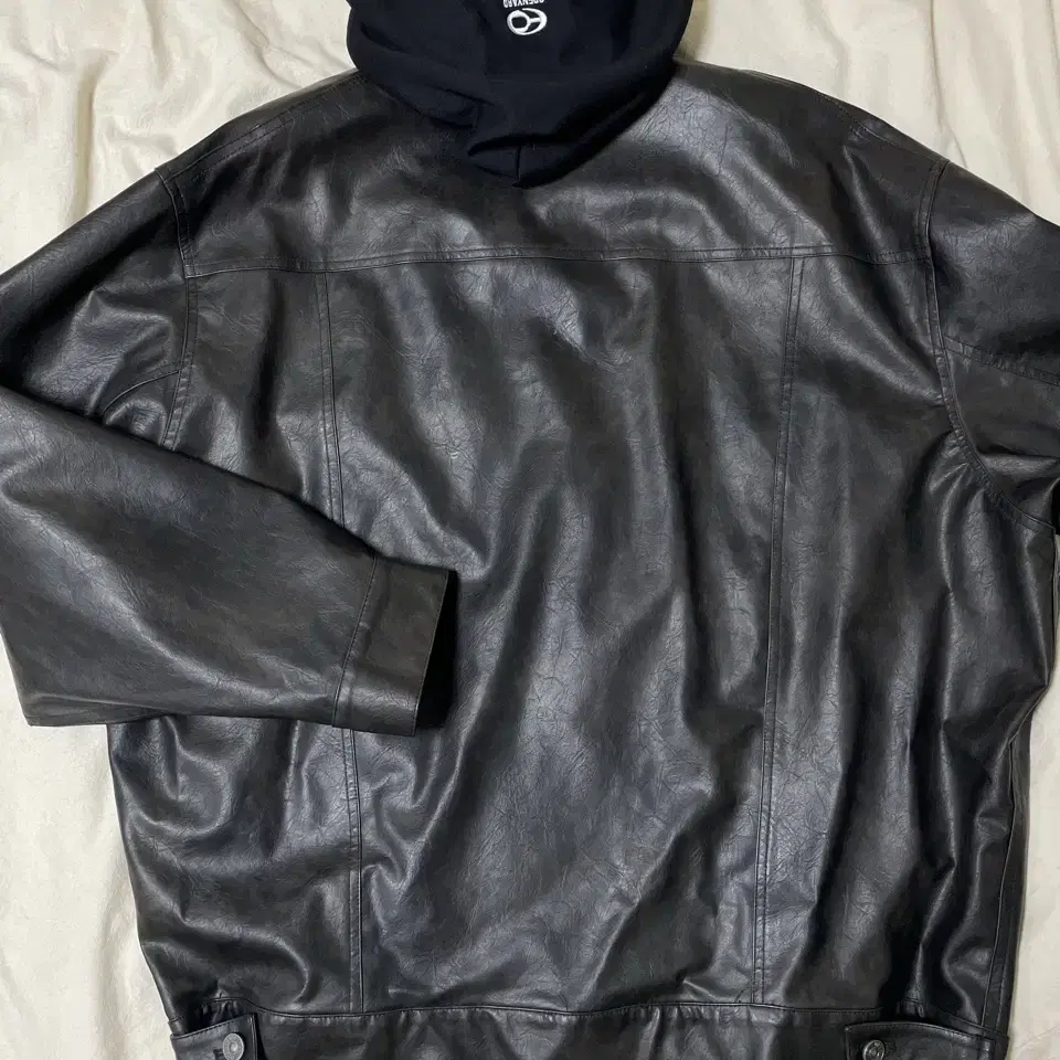 오와이 VINTAGE VEGAN LEATHER HOODIE TRUCKER