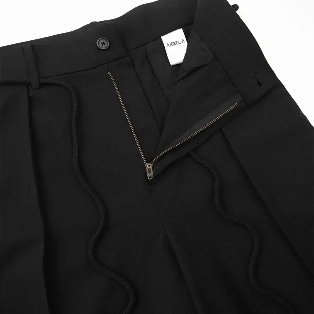 One Tuck Oversized Trousers [BLACK]