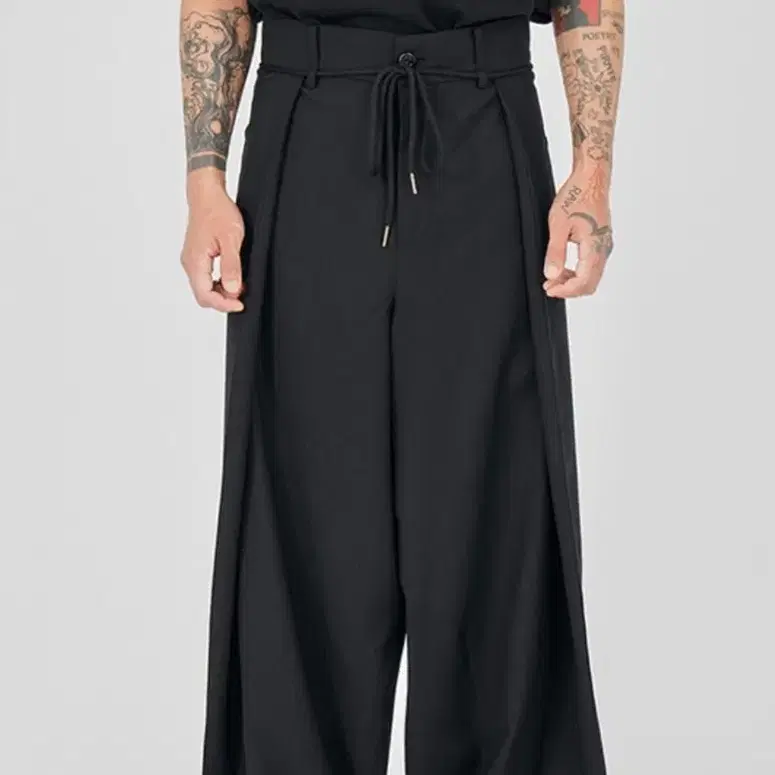 One Tuck Oversized Trousers [BLACK]