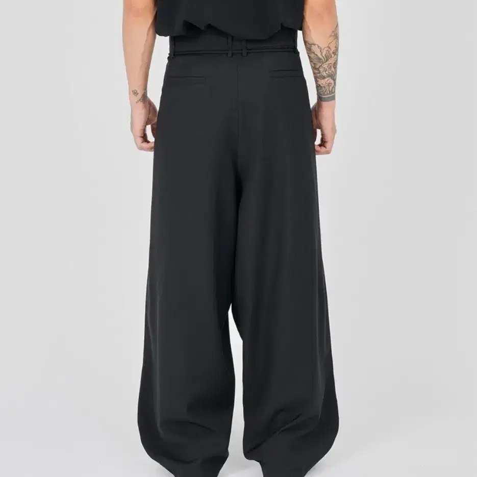 One Tuck Oversized Trousers [BLACK]