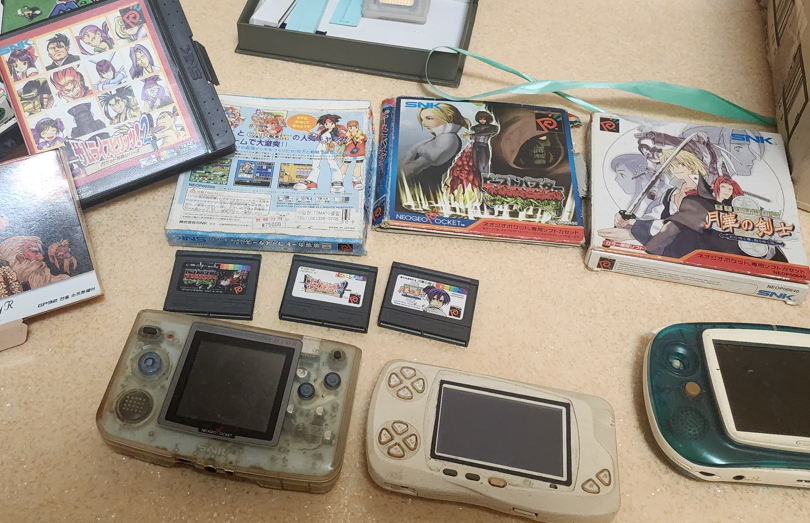 Sells Neogeo Pocket Packs (Monday, Dark Arms, Samurai).