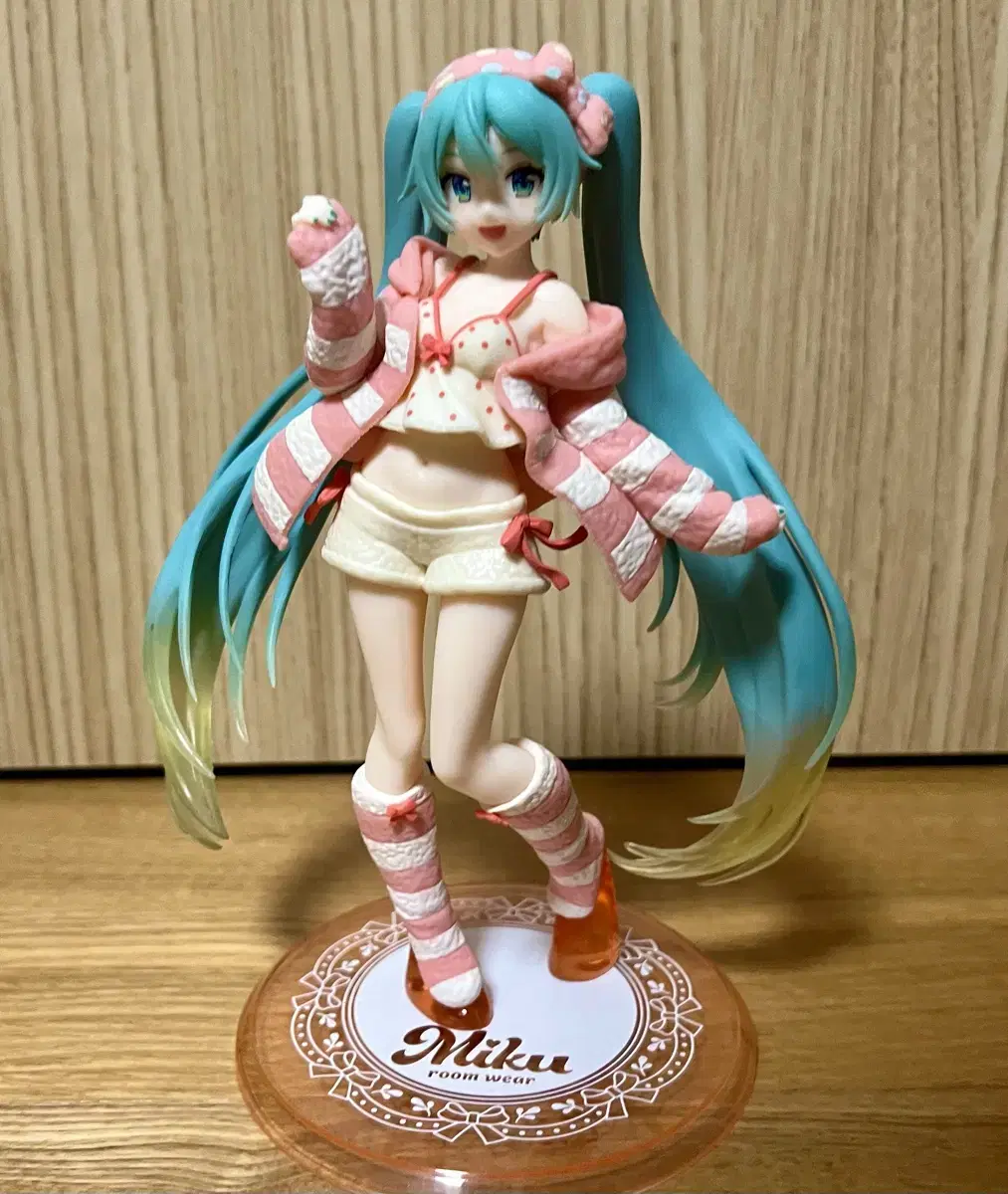 Get 4 Hatsune Miku Figures for Cheap!