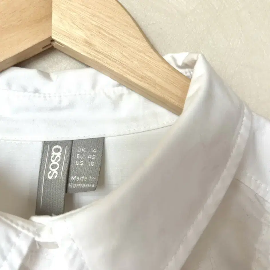 영국 브랜드 ASOS((아소스) 주름 화이트 블라우스