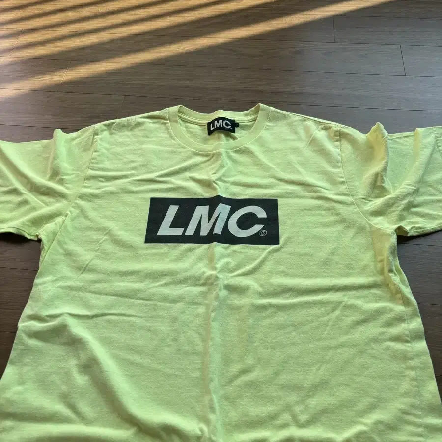 Lmc 형광색 반팔 L사이즈 팝니다