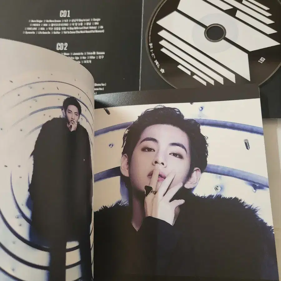 방탄소년단 CD 2세트입니다.