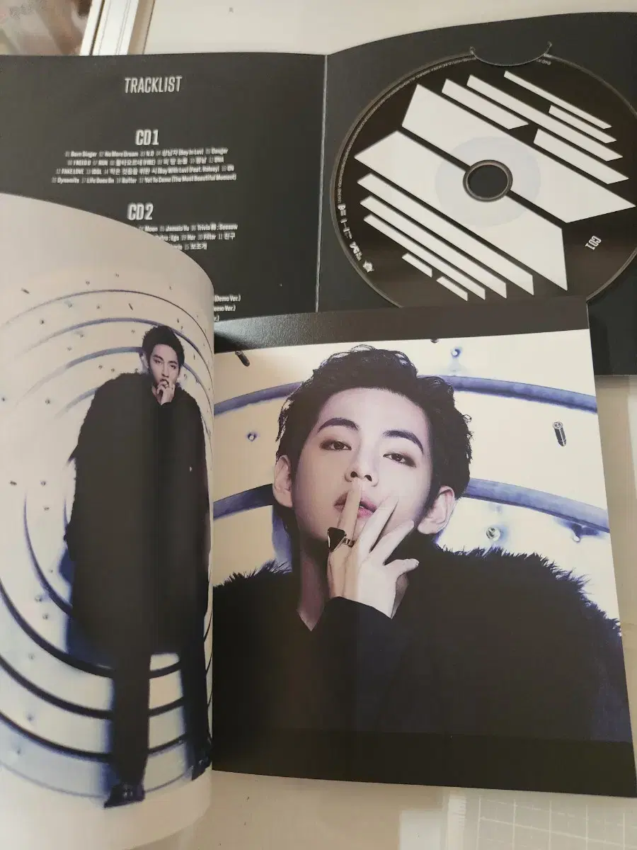 방탄소년단 CD 2세트입니다.