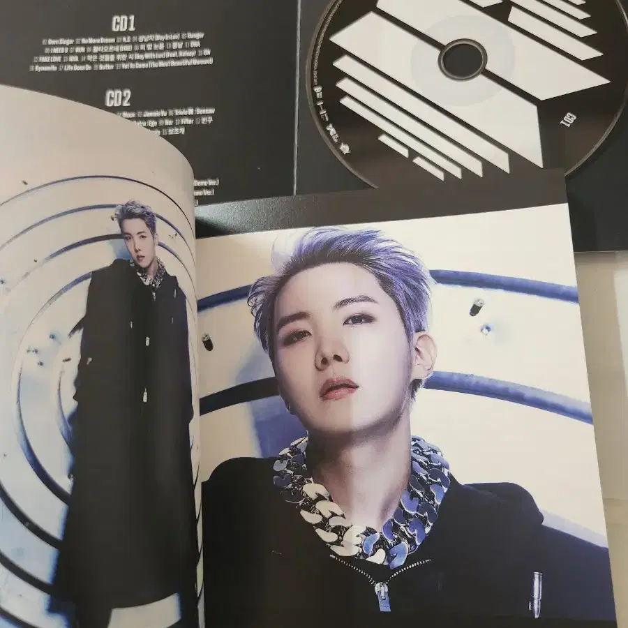 방탄소년단 CD 2세트입니다.