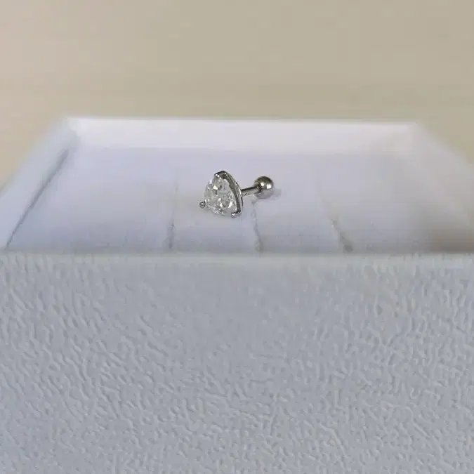 14k 삼각 모이사나이트 4mm 피어싱