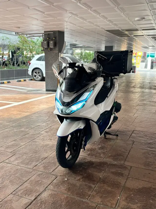 PCX125CC 21년식 튜닝잘된차량 저렴하게 판매합니다.