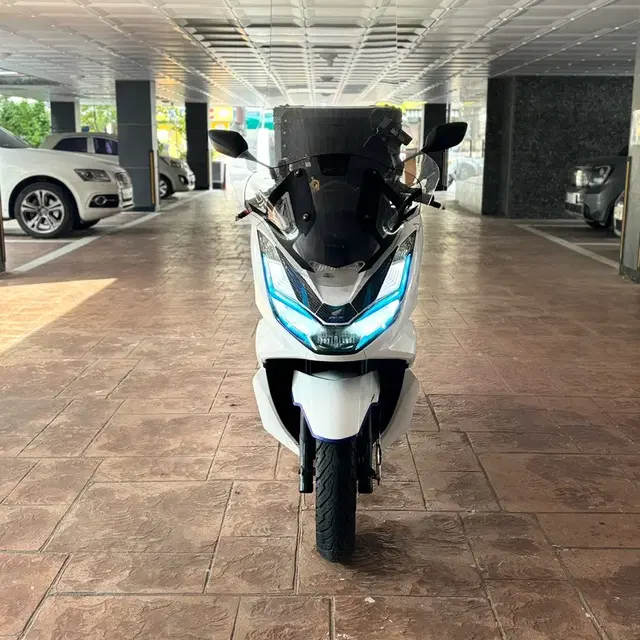 PCX125CC 21년식 튜닝잘된차량 저렴하게 판매합니다.