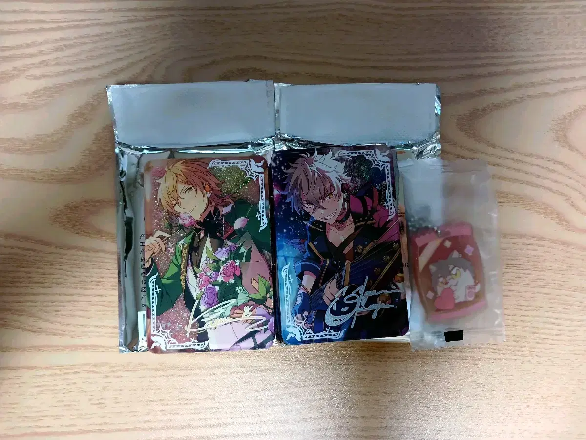 Angsta Kaoru & Wangko Yusakorota/Bukubu Koga keyring set