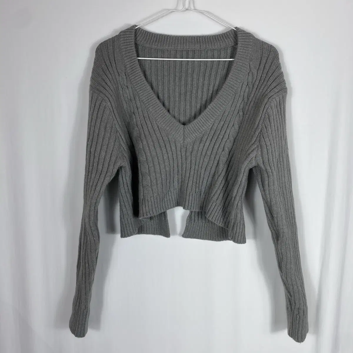 V-neck back slit cropped knit (gray)