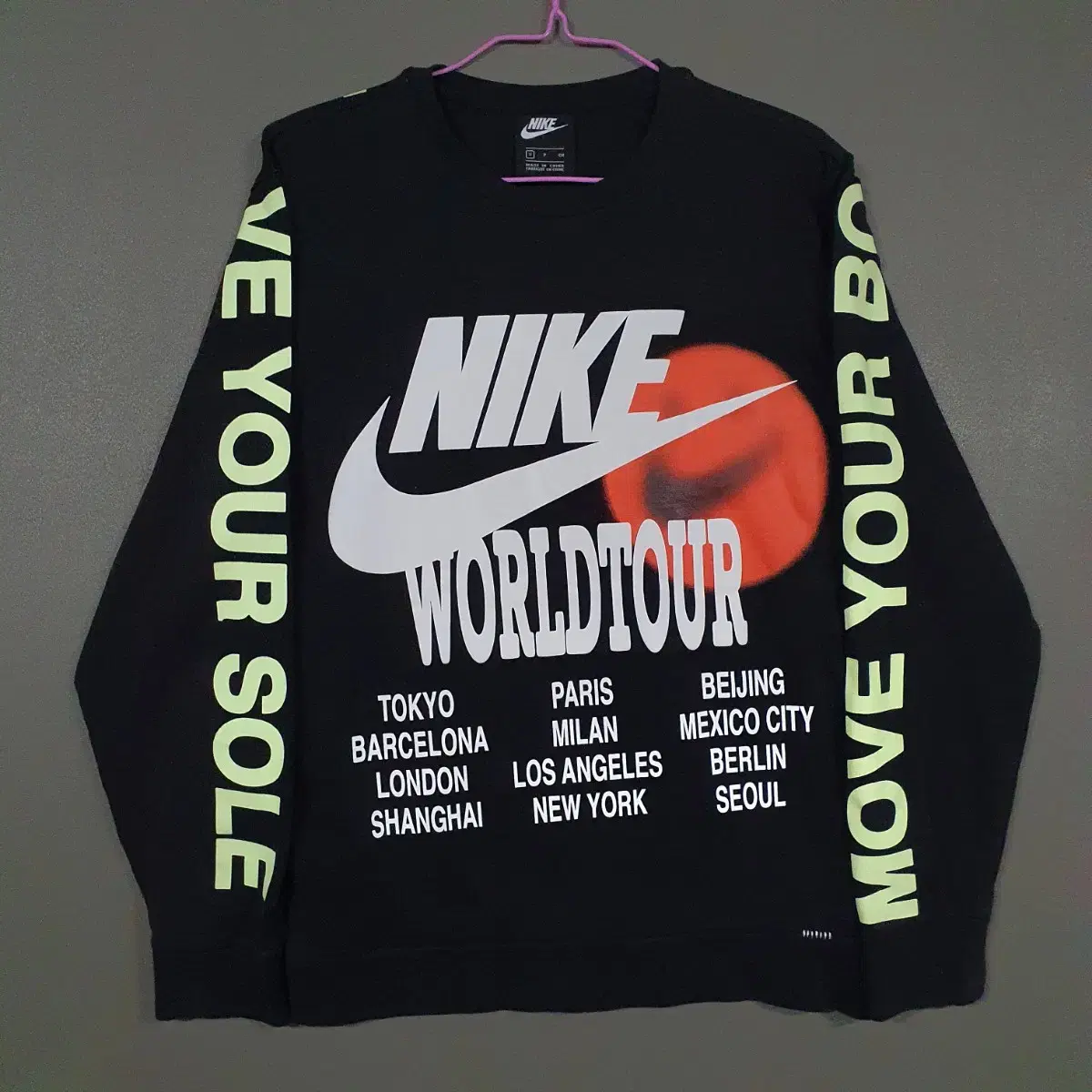 Nike New worldtour Multi Fuchsia Swoosh Lettering Black Long Sleeve Sweat S