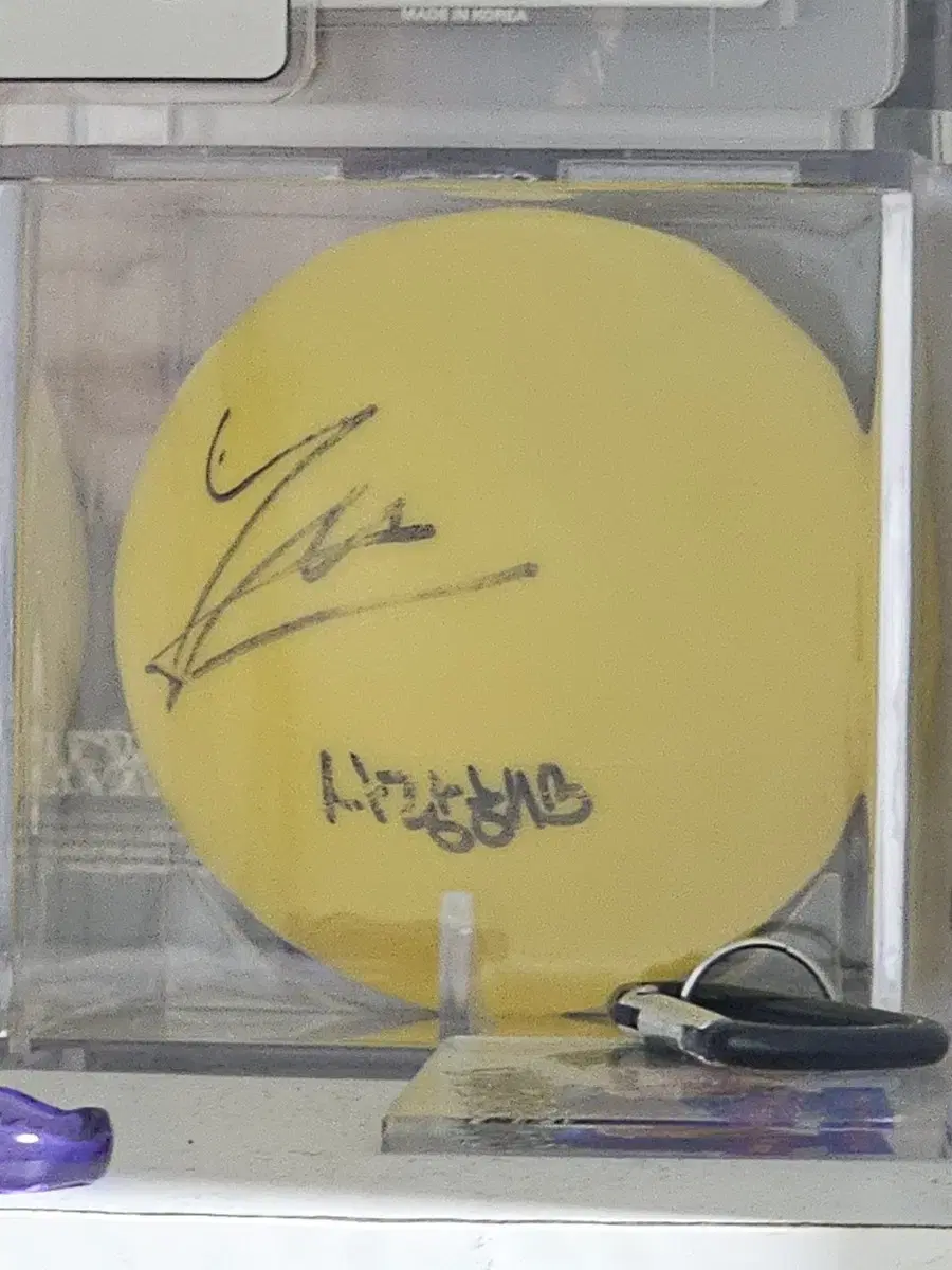 The Boyz juhaknyeon sell autographed balls, sign polaroid and more.