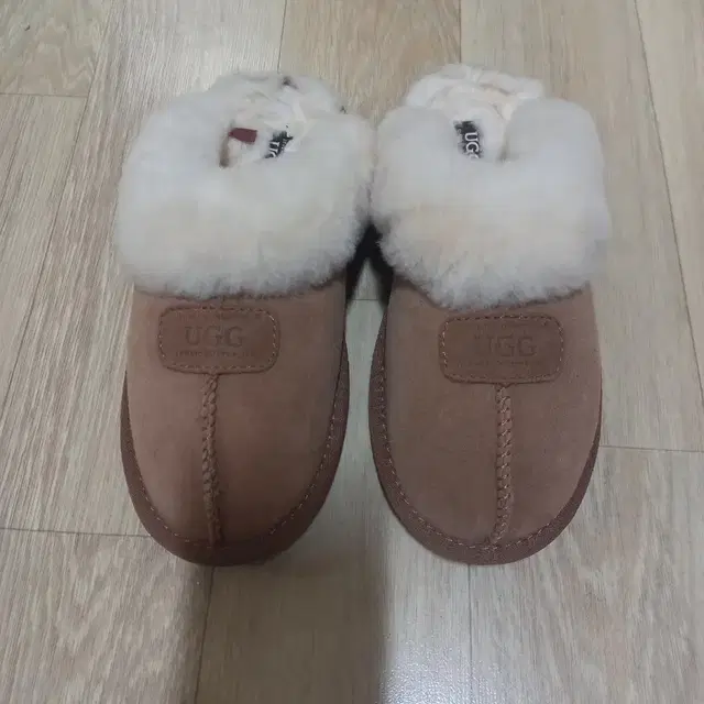 UGG  양털 슬리퍼  245