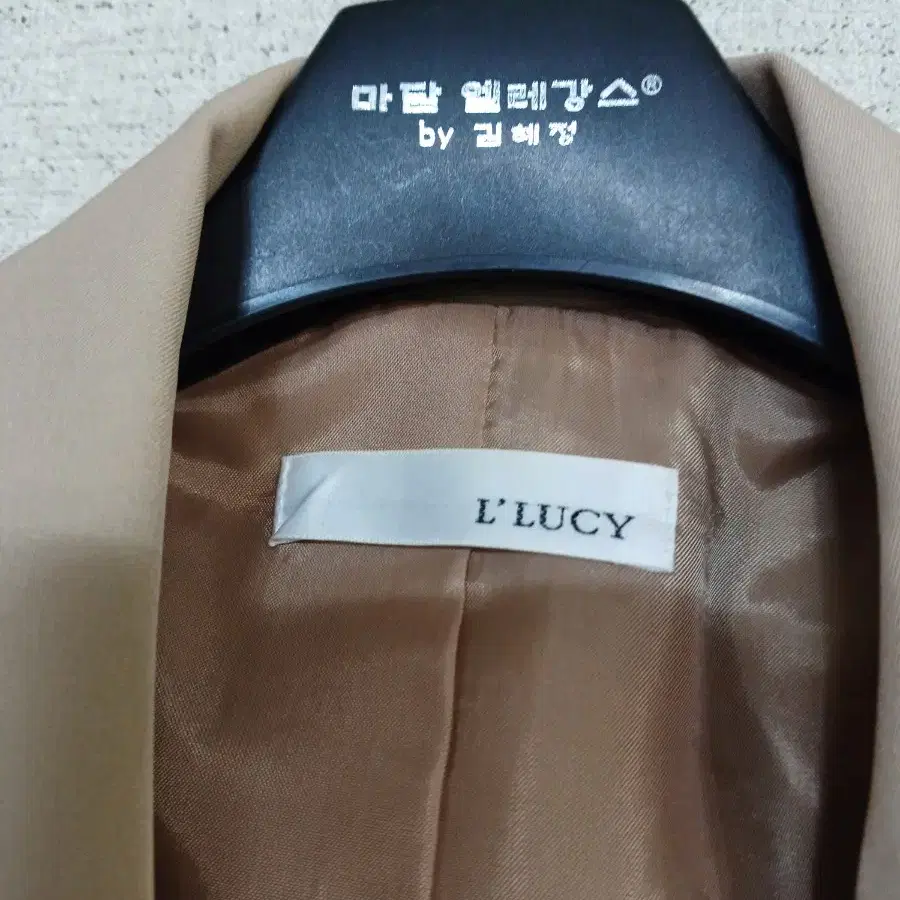 LLUCY 퍼프어깨 크롭쟈켓(66)