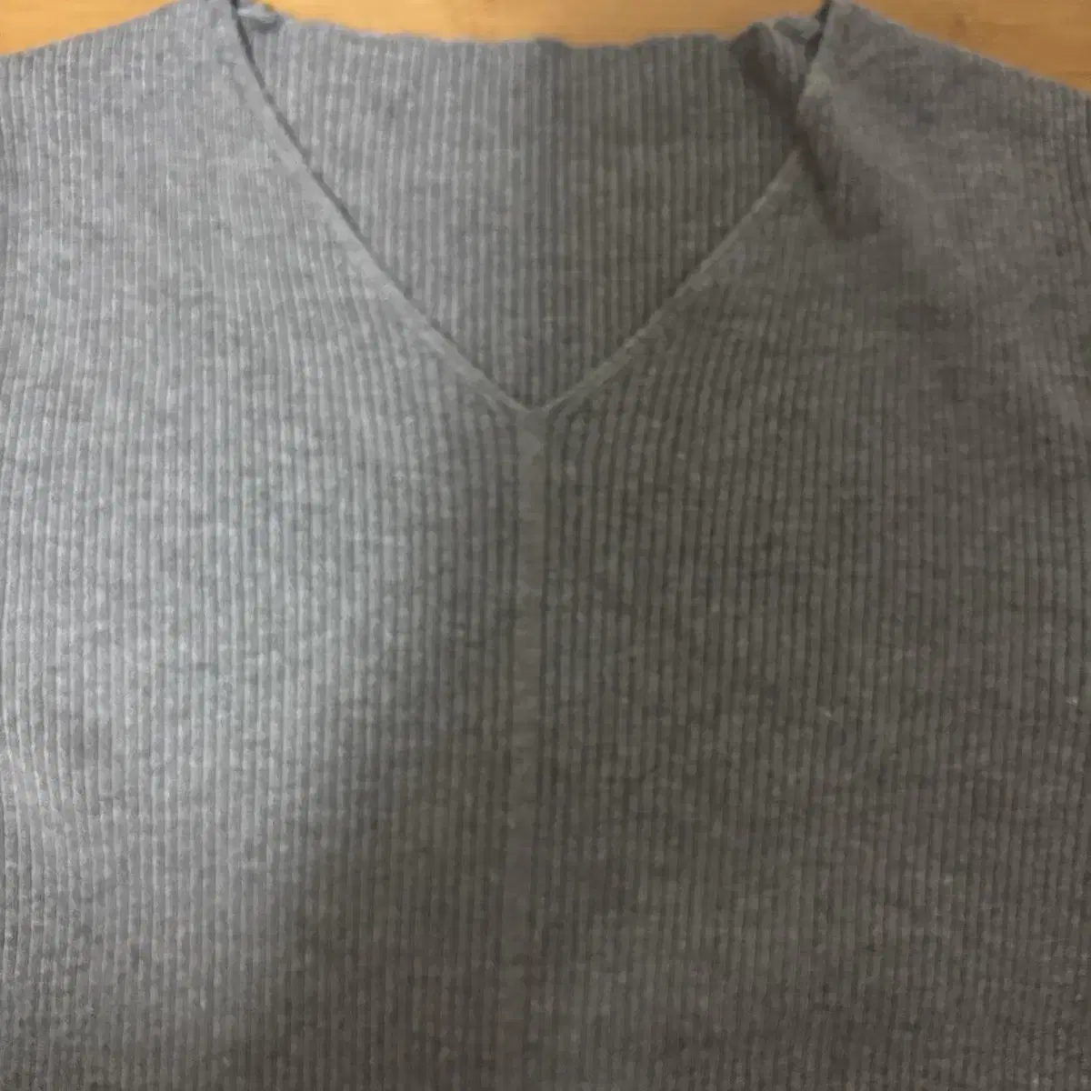 러브어스유 브이넥 니트(Ribbed Wool V-Neck Knit)