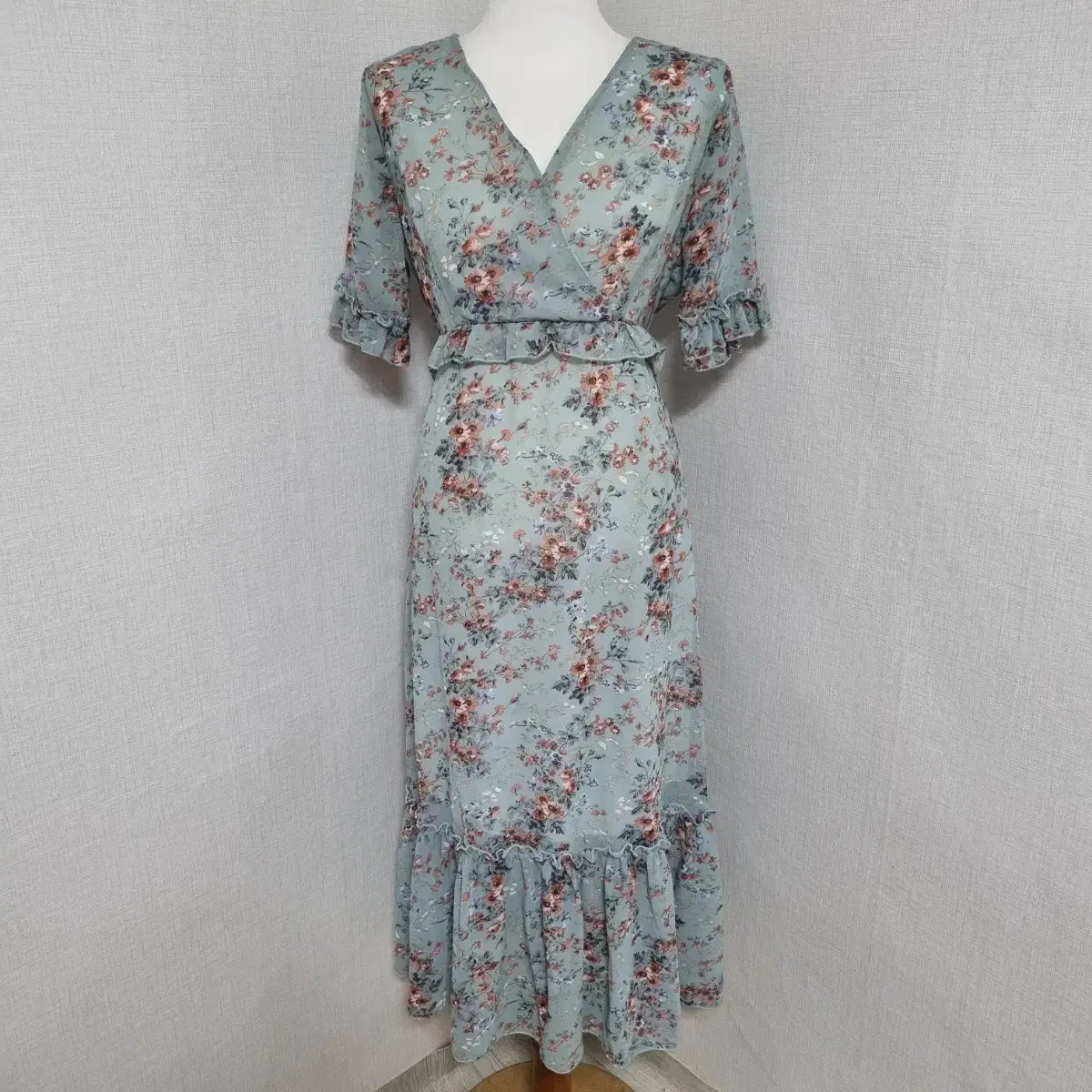 BluffDiscount/Leigh & Co Sky Blue Floral Wrap Long ONEPIECE Vintage Getaway Lovely