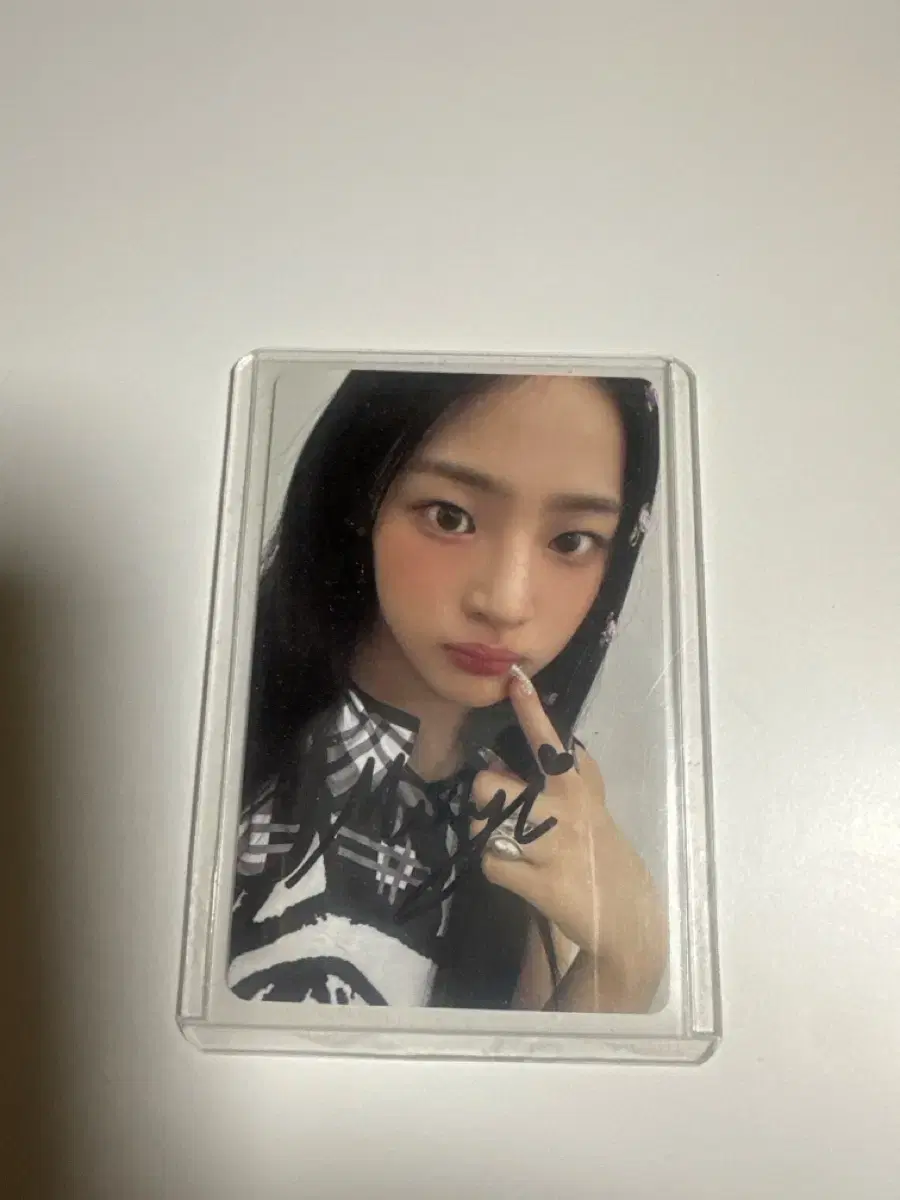 New Jeans minji sign photocard