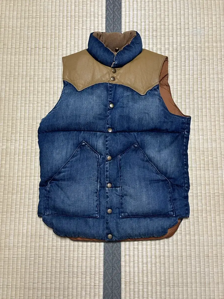 [40] Rocky Mountain Featherbed Padded Vest Denim