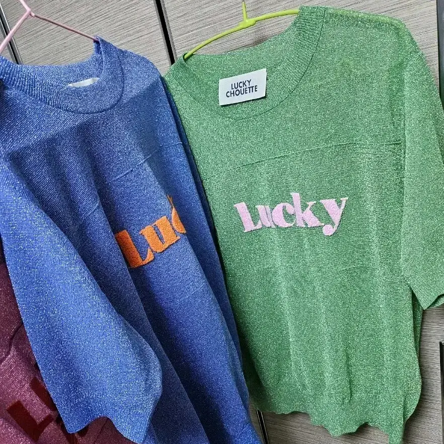 럭키슈에뜨 메탈사 LUCKY 로고 반팔 풀오버