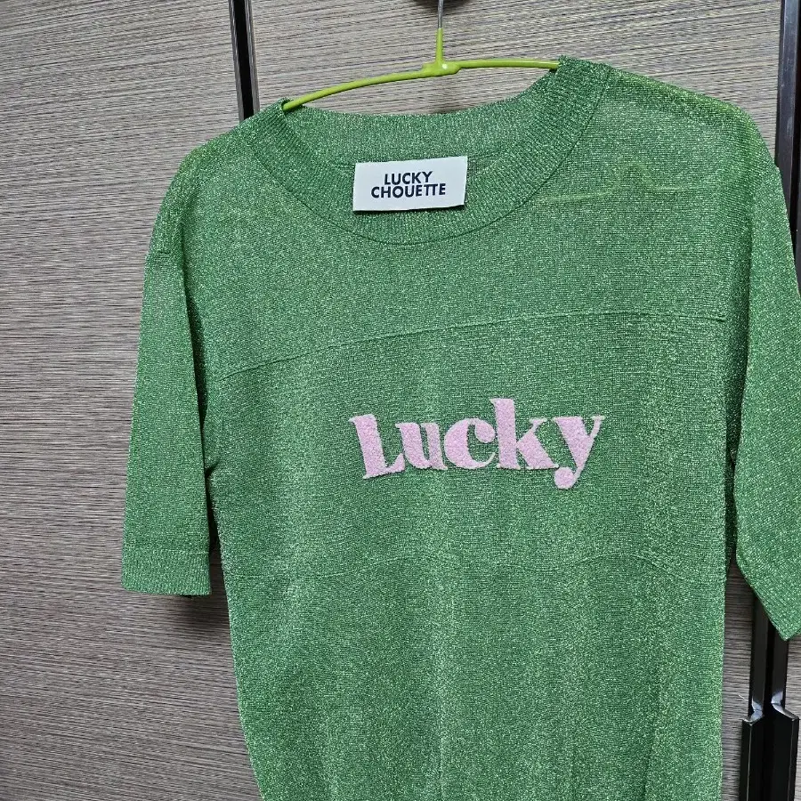 럭키슈에뜨 메탈사 LUCKY 로고 반팔 풀오버