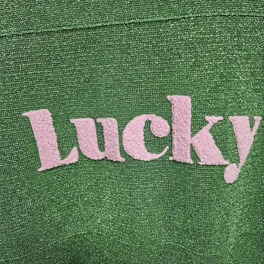 럭키슈에뜨 메탈사 LUCKY 로고 반팔 풀오버