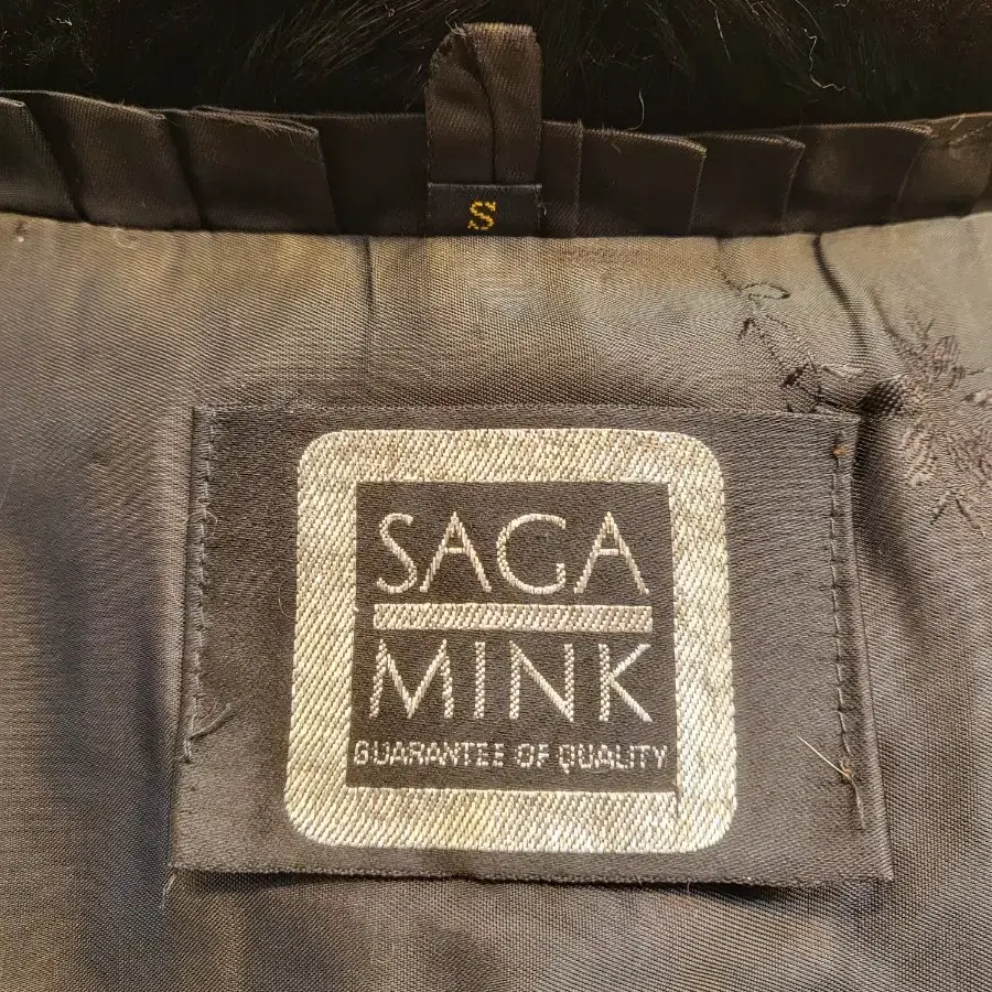 SAGA MINK 사가로열 스트라이프 밍크코트