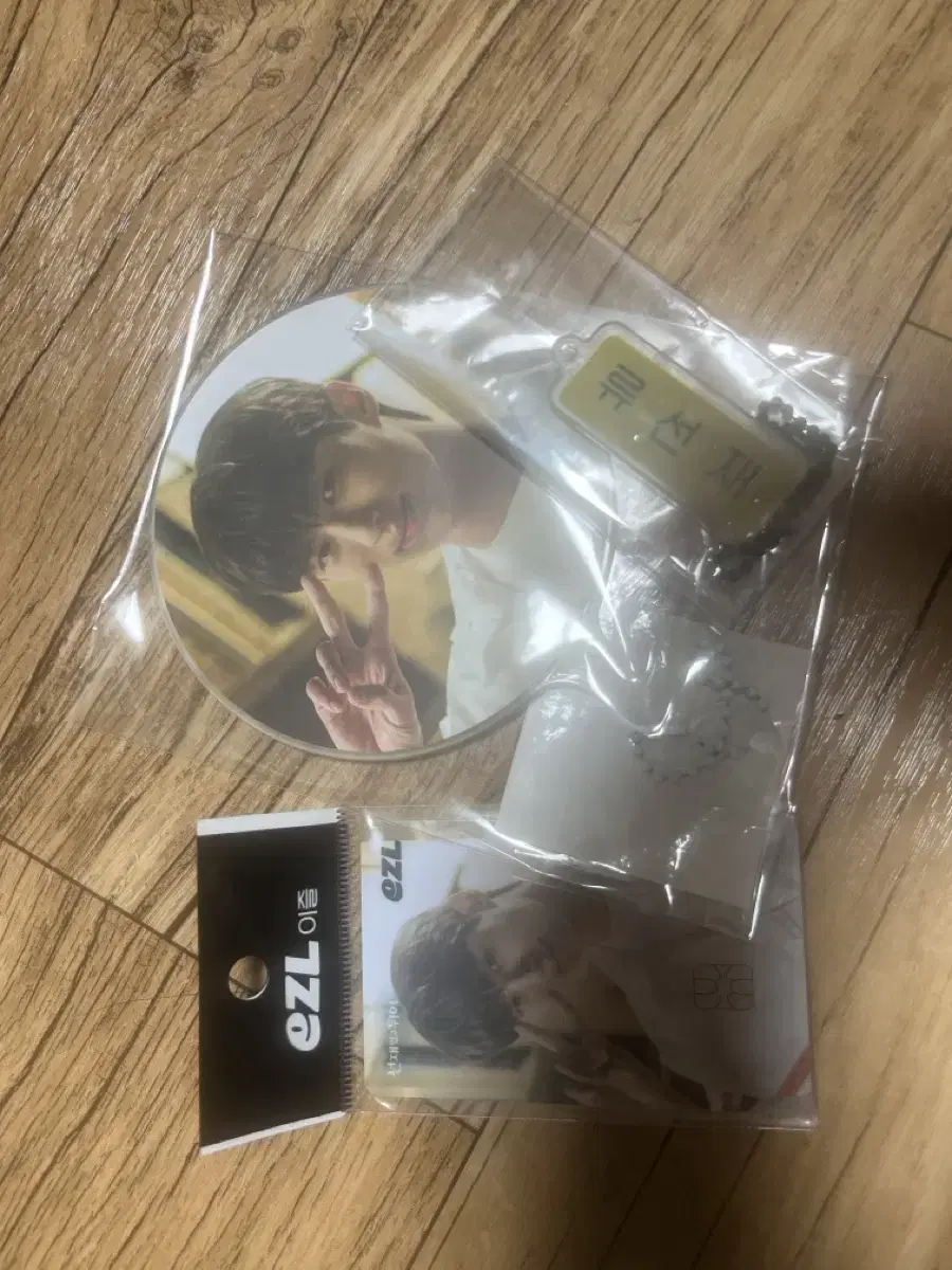 Ryu Sunjae Picket & Transportation Card & Nameplate from Fan Cafe