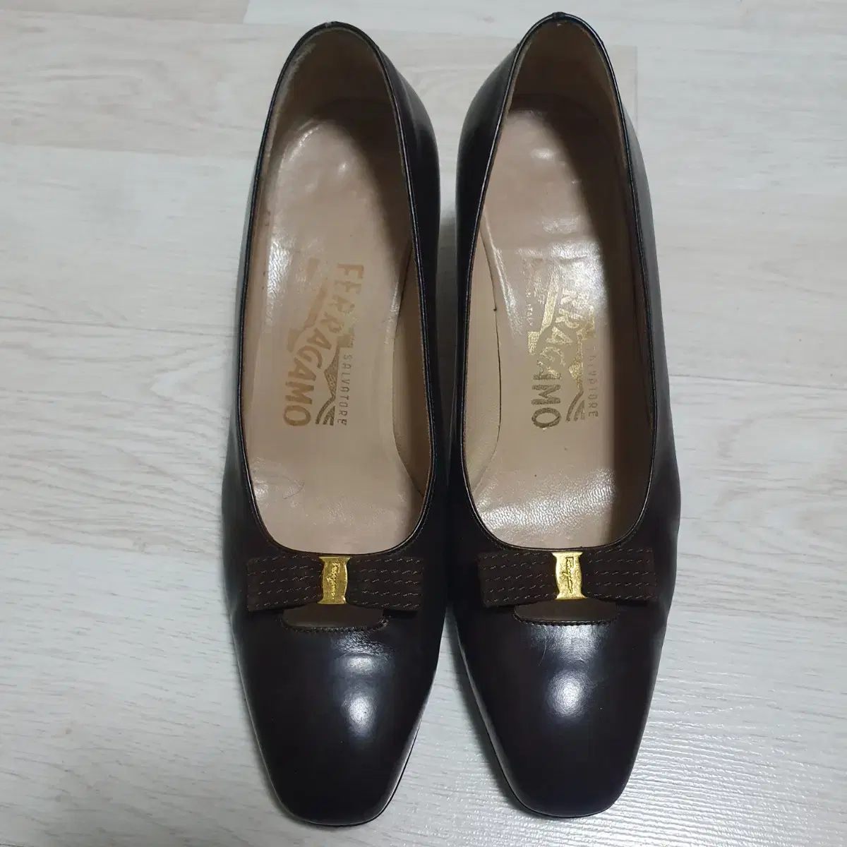 Ferragamo Mini Barra Bow Chocolate Brown Women's Shoes 6D(230)