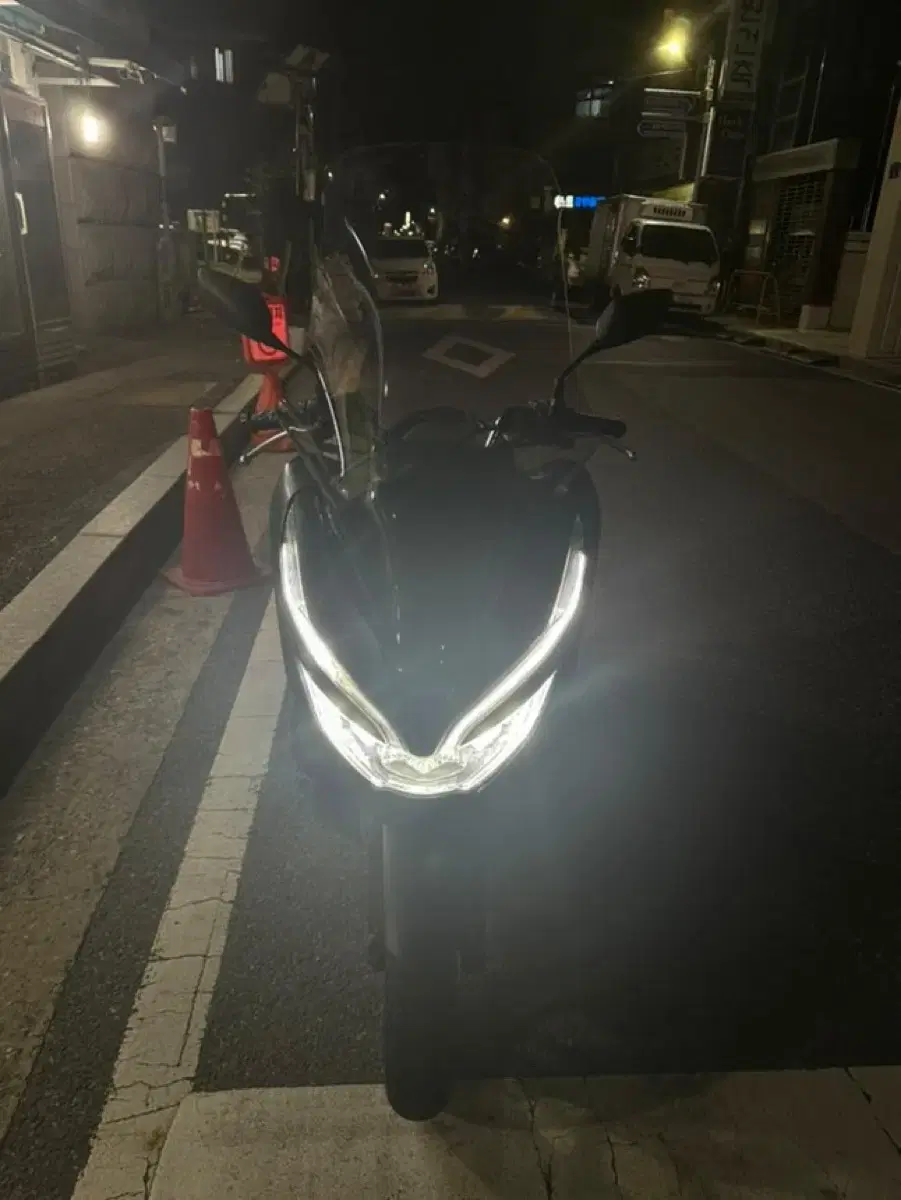 혼다 Pcx 125cc  19년식 8만6천 키로대 입니다