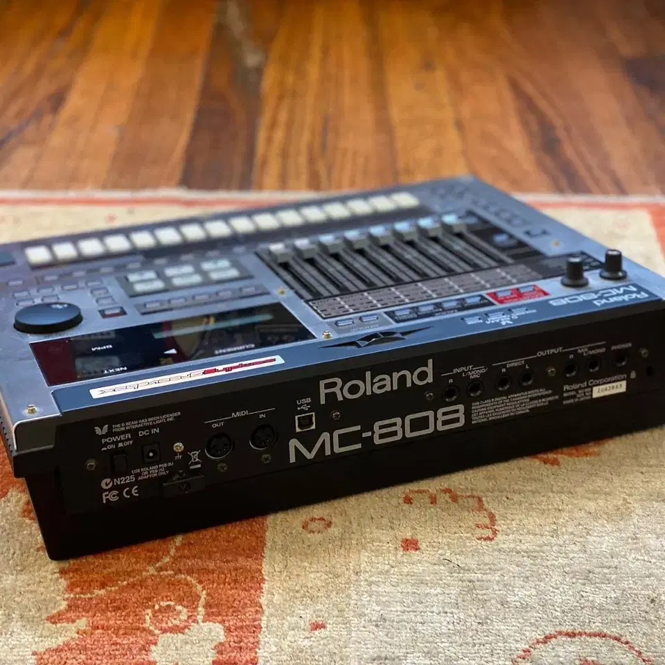 Roland Sampling Groovebox MC-808