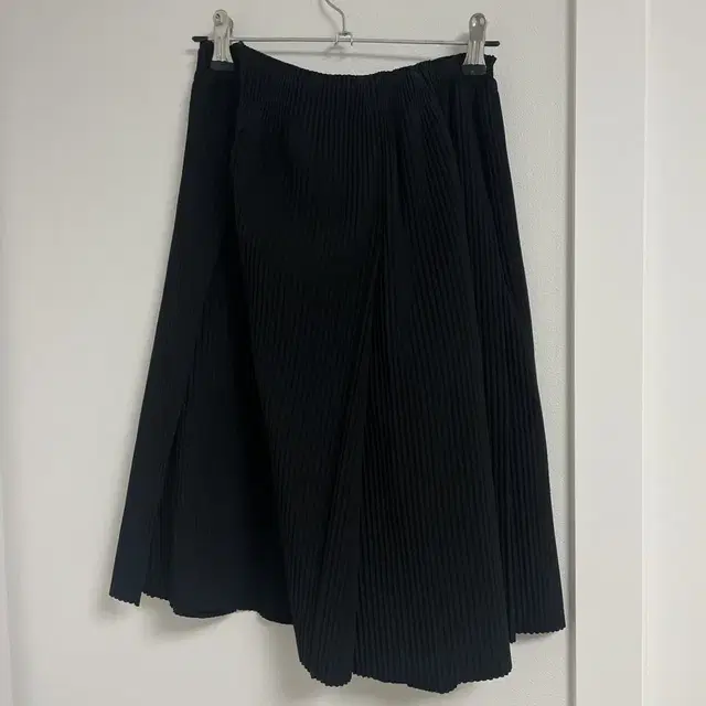 ISSEY MIYAKE PLEATS SKRIT